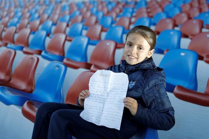 Una niña escribe una carta a Panini para que haga un álbum de láminas de fútbol femenino Una niña escribe una carta a Panini para que haga un álbum de láminas de fútbol femenino