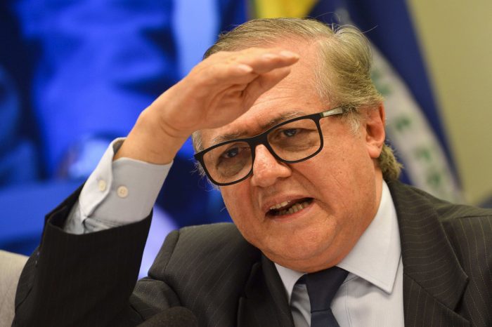 Bolsonaro destituye a colombiano Ricardo Vélez del Ministerio de Educación Bolsonaro destituye a colombiano Ricardo Vélez del Ministerio de Educación