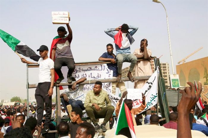 Fuerzas Armadas de Sudán deponen al presidente Al Bashir, en el poder desde 1989 Fuerzas Armadas de Sudán deponen al presidente Al Bashir, en el poder desde 1989
