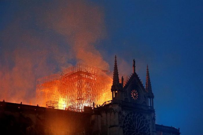 Notre Dame: Nuestra señora iglesia en llamas Notre Dame: Nuestra señora iglesia en llamas