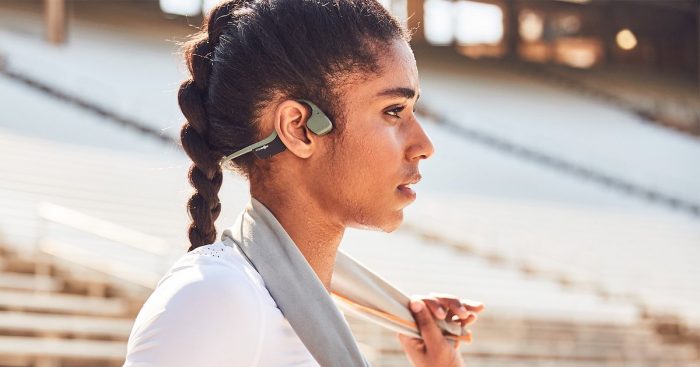 Audífonos de conducción ósea, la nueva opción para que los corredores escuchen música más seguros