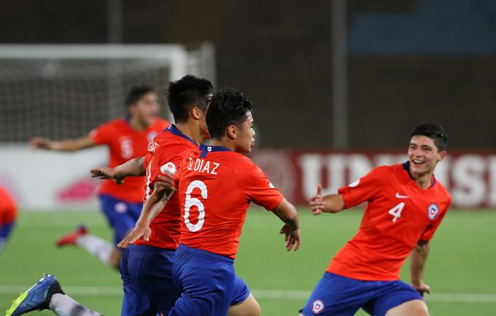 “La Rojita es celeste y blanca”: el insólito titular de un medio argentino tras remontada de Chile ante Uruguay