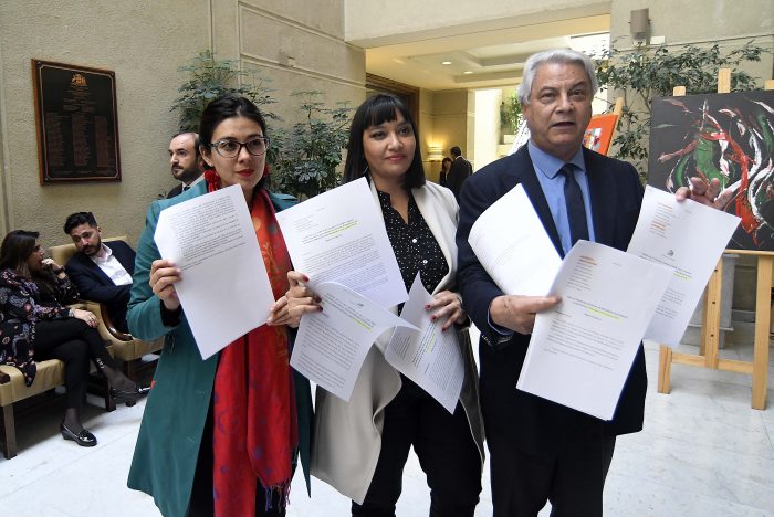 Diputados de la Comisión de Familia acusan al senador Felipe Kast de plagiar su proyecto de Dicom de pensiones alimenticias Diputados de la Comisión de Familia acusan al senador Felipe Kast de plagiar su proyecto de Dicom de pensiones alimenticias
