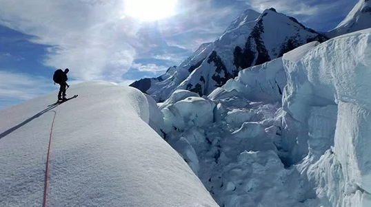 Camilo Rada, científico y montañista: “La actividad minera acelera la reducción de los glaciares” Camilo Rada, científico y montañista: “La actividad minera acelera la reducción de los glaciares”