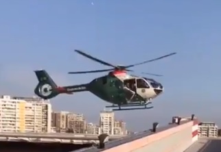 Puerta de helicóptero de Carabineros se cae a segundos de aterrizar en edificio capitalino Puerta de helicóptero de Carabineros se cae a segundos de aterrizar en edificio capitalino