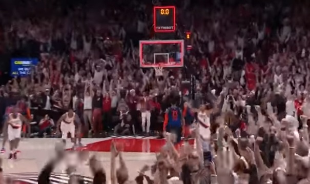 Algarabía total en la NBA: Lillard lanzó en el último segundo y logró impresionante triplazo de mitad de cancha Algarabía total en la NBA: Lillard lanzó en el último segundo y logró impresionante triplazo de mitad de cancha