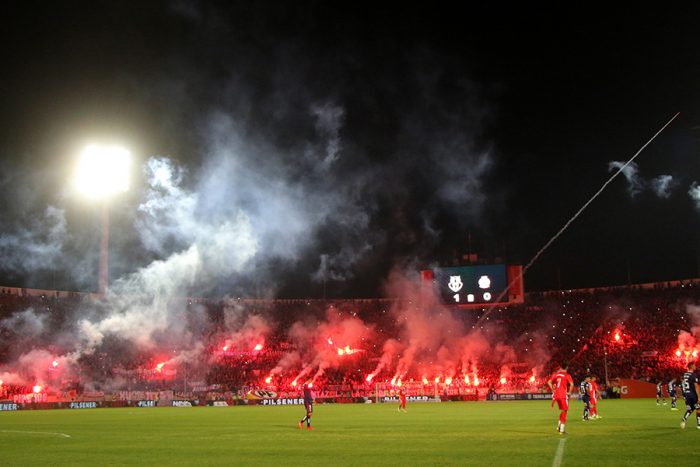 Diputados piden prohibir el uso del Estadio Nacional a la Universidad de Chile por incidentes de sus barristas Diputados piden prohibir el uso del Estadio Nacional a la Universidad de Chile por incidentes de sus barristas