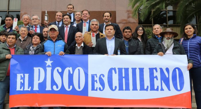 Diputados Fuenzalida y Gahona presentan proyecto que prohíbe el ingreso al país de destilados peruanos que lleven el nombre pisco Diputados Fuenzalida y Gahona presentan proyecto que prohíbe el ingreso al país de destilados peruanos que lleven el nombre pisco