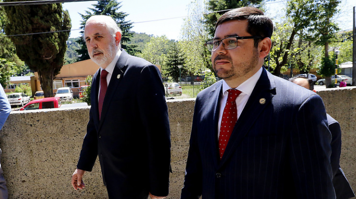Sube tensión en carrera por Fiscalía Metropolitana Sur: Asociación Nacional de Fiscales advierte que candidato Paredes “no cumple con los requisitos” para el cargo Sube tensión en carrera por Fiscalía Metropolitana Sur: Asociación Nacional de Fiscales advierte que candidato Paredes “no cumple con los requisitos” para el cargo