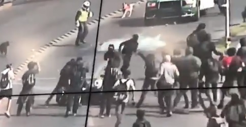 Cámara de seguridad capta a turba de estudiantes agrediendo a Carabinero en moto Cámara de seguridad capta a turba de estudiantes agrediendo a Carabinero en moto