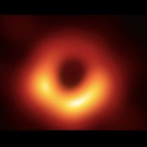 La sombra de un agujero negro supermasivo a 55 millones de años luz de la Tierra