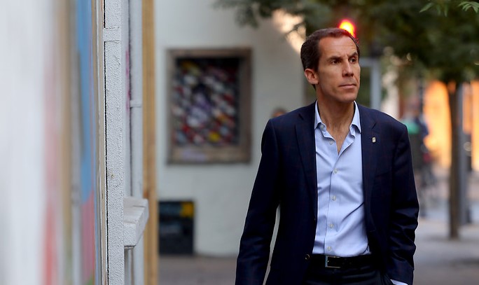 “Debajo de mi oficina hay prostitución”: alcalde Alessandri se abre a idea de instalar un “barrio rojo” en Santiago