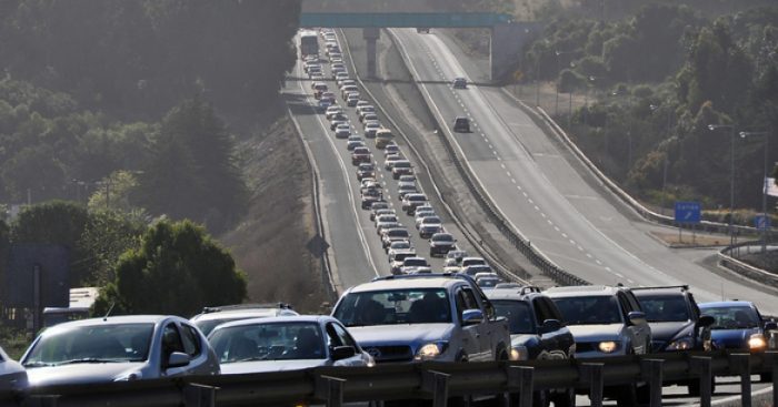 Fin de semana largo: MOP estima que más de 400 mil vehículos saldrán de Santiago entre hoy y mañana Fin de semana largo: MOP estima que más de 400 mil vehículos saldrán de Santiago entre hoy y mañana