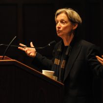 Judith Butler en charla magistral: «Debemos pensar en conjunto cuando el pánico irracional, la xenofobia y ataques a las minorías muevan la opinión pública»