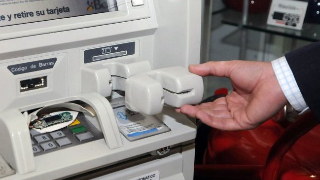 Parlamentarios denuncian que sus tarjetas fueron clonadas al utilizar el cajero automático del Congreso Parlamentarios denuncian que sus tarjetas fueron clonadas al utilizar el cajero automático del Congreso