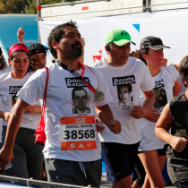 Corrieron por los que no están: participantes de la Maratón de Santiago recordaron a los DD.DD. con poleras con sus rostros