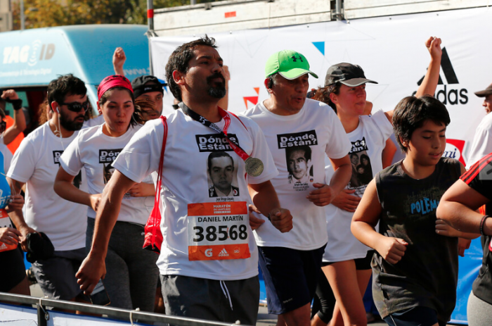 Corrieron por los que no están: participantes de la Maratón de Santiago recordaron a los DD.DD. con poleras con sus rostros