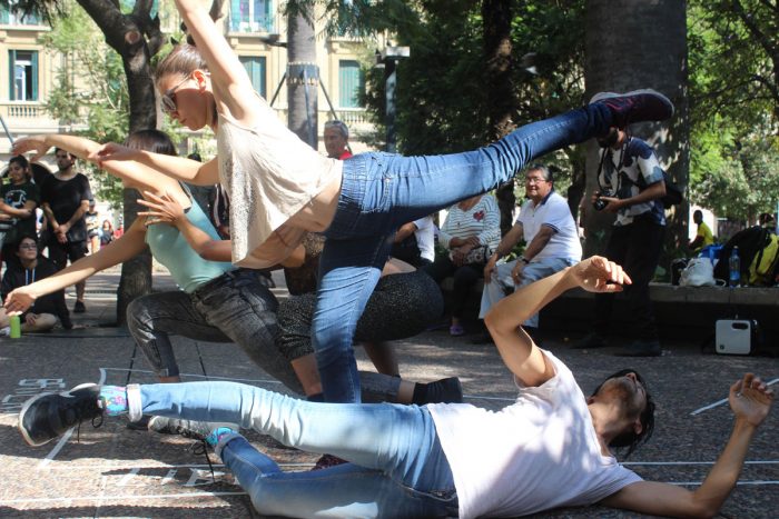 Danza contemporánea en Plaza de Armas de Santiago Danza contemporánea en Plaza de Armas de Santiago