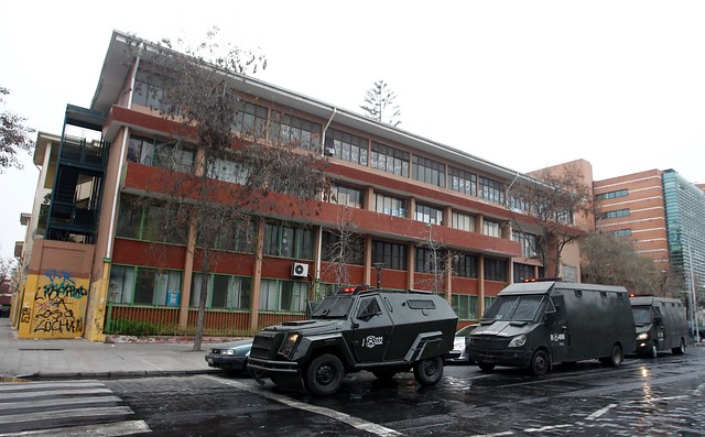 Detienen a jóvenes acusados de rociar con parafina a funcionaria del Liceo Darío Salas: apoderados acusan criminalización de estudiantes Detienen a jóvenes acusados de rociar con parafina a funcionaria del Liceo Darío Salas: apoderados acusan criminalización de estudiantes