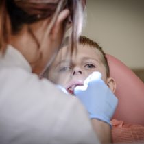 Guía para madres y padres: ¿cuándo llevar a las y los niños al odontólogo?