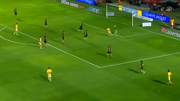 La elegante definición de Eduardo Vargas que le dio el empate al Tigres en la Liga MX La elegante definición de Eduardo Vargas que le dio el empate al Tigres en la Liga MX