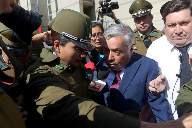 “Desastre de Rancagua”: ministro Elgueta fue formalizado y se retiró del juzgado entre gritos de “¡viejo corrupto!” “Desastre de Rancagua”: ministro Elgueta fue formalizado y se retiró del juzgado entre gritos de “¡viejo corrupto!”