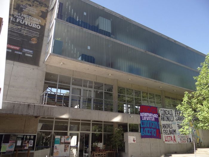 Estudiantes de Odontología de la U. de Chile inician paro reclamando por la alta carga académica Estudiantes de Odontología de la U. de Chile inician paro reclamando por la alta carga académica