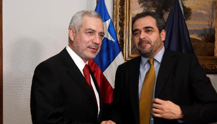 Senado tendrá su “escudo protector”: parlamentarios ratifican a Raúl Guzmán como su secretario general Senado tendrá su “escudo protector”: parlamentarios ratifican a Raúl Guzmán como su secretario general