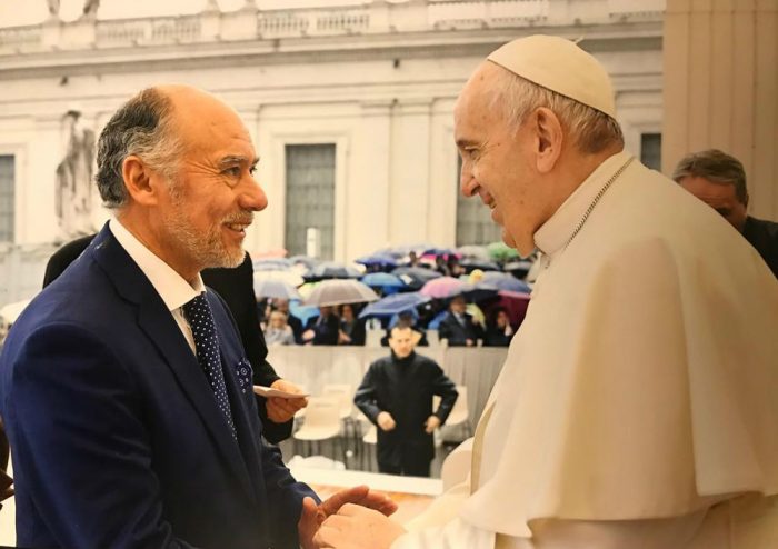 Viaje de Flores a Italia saca ronchas y el presidente de la Cámara se justifica con una foto con el Papa Viaje de Flores a Italia saca ronchas y el presidente de la Cámara se justifica con una foto con el Papa
