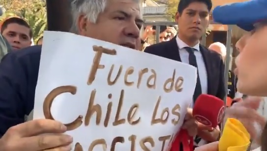 “Fuera de Chile los fascistas”: solitario manifestante protestó contra adherentes de Guaidó en embajada venezolana en Chile “Fuera de Chile los fascistas”: solitario manifestante protestó contra adherentes de Guaidó en embajada venezolana en Chile