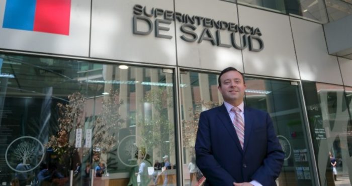 Permanencia de superintendente de Salud pende de un hilo tras polémica circular favorable a isapres Permanencia de superintendente de Salud pende de un hilo tras polémica circular favorable a isapres