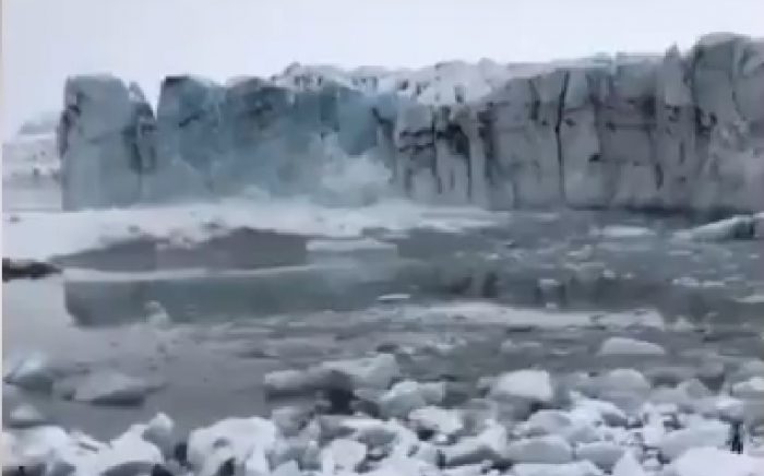 Derretimiento de glaciar en Islandia provoca el escape de turistas Derretimiento de glaciar en Islandia provoca el escape de turistas