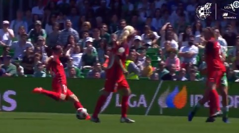 Al ángulo y desde fuera del área: el golazo de Karen Araya en partido clave del Sevila frente al Betis Al ángulo y desde fuera del área: el golazo de Karen Araya en partido clave del Sevila frente al Betis