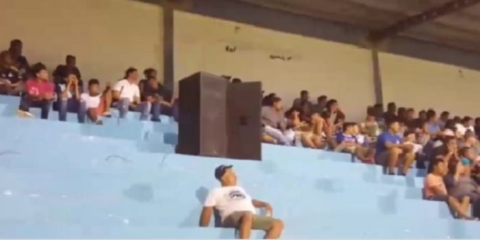 Hinchas 2.0: instalan parlantes en medio de la tribuna para reemplazar a barra de equipo salvadoreño Hinchas 2.0: instalan parlantes en medio de la tribuna para reemplazar a barra de equipo salvadoreño