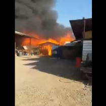 Incendio en la comuna de La Granja afecta a dos fábricas de muebles y una bodega