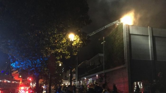 Al menos nueve locales afectados por incendio en el mall Parque Arauco Al menos nueve locales afectados por incendio en el mall Parque Arauco