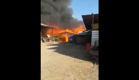 Incendio en la comuna de La Granja afecta a dos fábricas de muebles y una bodega