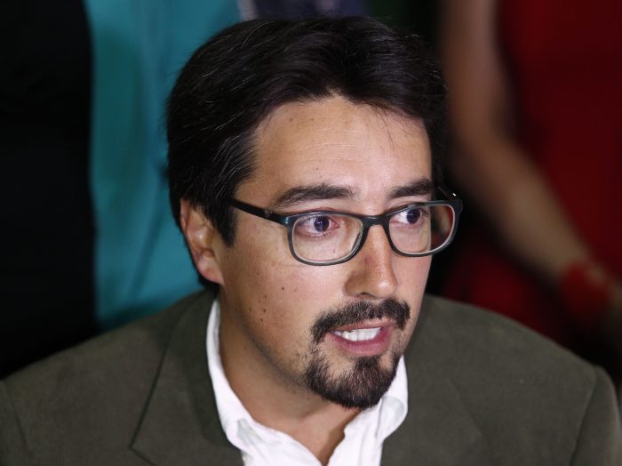 Senador Latorre rechazará elección de fiscal Guzmán: “Es un error traer a alguien del Ministerio Público en estas condiciones” Senador Latorre rechazará elección de fiscal Guzmán: “Es un error traer a alguien del Ministerio Público en estas condiciones”