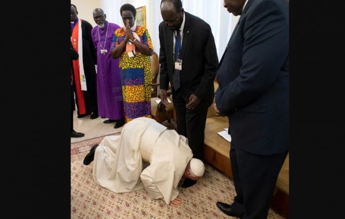 Fuera de protocolo: el Papa exige la paz besando los pies de los líderes de Sudán del Sur Fuera de protocolo: el Papa exige la paz besando los pies de los líderes de Sudán del Sur