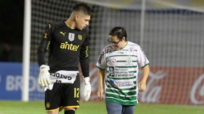 Emotivo momento en el fútbol uruguayo: joven con Síndrome de Down anotó gol de penal a arquero de Peñarol Emotivo momento en el fútbol uruguayo: joven con Síndrome de Down anotó gol de penal a arquero de Peñarol