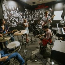School of Rock y Atlantic Records lanzan programa gratuito de búsqueda de cantautores adolescentes
