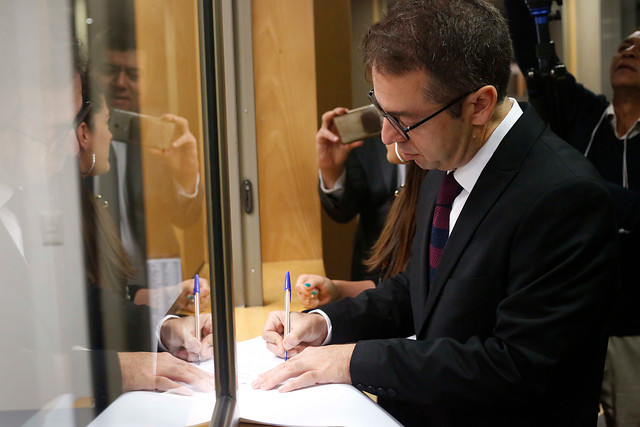 Alza de las isapres escala hasta la Fiscalía Nacional Económica: oposición pide investigar colusión Alza de las isapres escala hasta la Fiscalía Nacional Económica: oposición pide investigar colusión