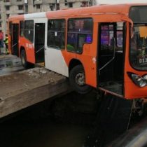 Bus del Transantiago estuvo a metros de caer al canal San Carlos luego de traspasar baranda de contención