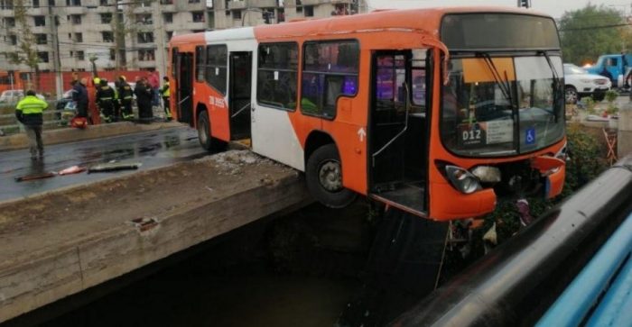 Bus del Transantiago estuvo a metros de caer al canal San Carlos luego de traspasar baranda de contención Bus del Transantiago estuvo a metros de caer al canal San Carlos luego de traspasar baranda de contención