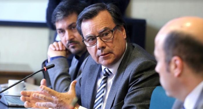 Diputado Urrutia (UDI) critica al Senado por desvinculación de edecán naval: “No me parece razonable que endosen a la Armada sus compromisos para aparecer como austeros” Diputado Urrutia (UDI) critica al Senado por desvinculación de edecán naval: “No me parece razonable que endosen a la Armada sus compromisos para aparecer como austeros