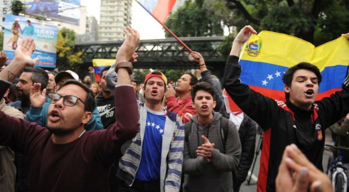 Dos detenidos y un herido tras protesta ante embajada venezolana en Argentina