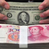 La inusual advertencia del Banco Central de China: por favor, no quemen billetes de yuanes falsos