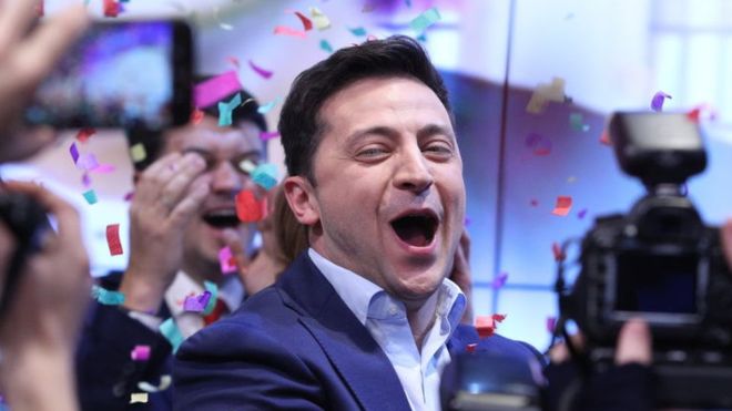 Quién es Volodimir Zelensky, el comediante que interpretaba al presidente de Ucrania en una sátira de televisión (y ahora lo será en la vida real) Quién es Volodimir Zelensky, el comediante que interpretaba al presidente de Ucrania en una sátira de televisión (y ahora lo será en la vida real)