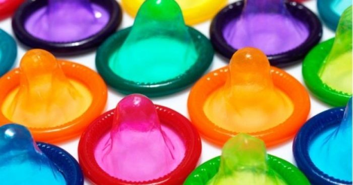 Instalarán dispensadores de condones masculinos y femeninos en colegios de Providencia Instalarán dispensadores de condones masculinos y femeninos en colegios de Providencia