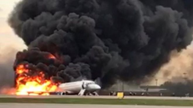 Accidente de Aeroflot en Rusia: “Mientras huíamos podía ver las ventanas derritiéndose por el fuego” Accidente de Aeroflot en Rusia: